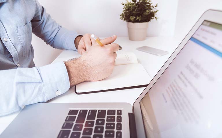 beschikbaar voor nieuw werk als functioneel beheerder of online communicatiemedewerker.
